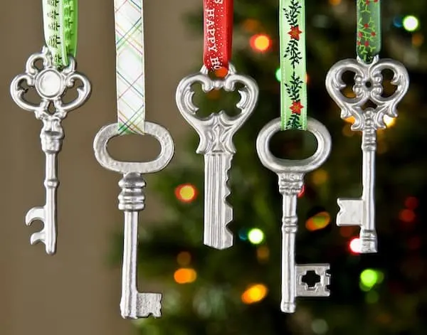 Easy metallic DIY key ornaments - they cost just $1 to make and a little spray paint!