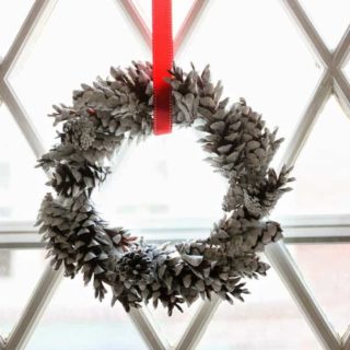 You can make a beautiful pine cone wreath in minutes with just a few supplies - this is such a lovely holiday and winter display!
