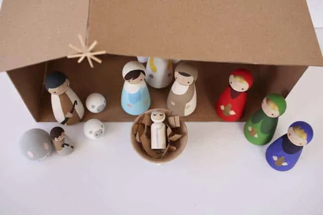 DIY nativity set using wood peg dolls