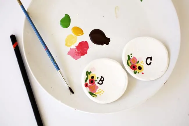 Painting floral patterns on the clay ring dishes