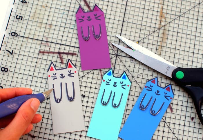 Cut out the paws on the cute cat bookmarks