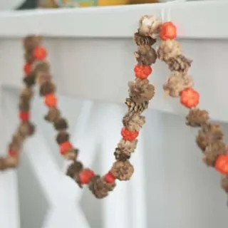 With a few basic supplies, you can easily whip up a fall garland. It's simple to make, and this pretty seasonal decor that won't break the bank!