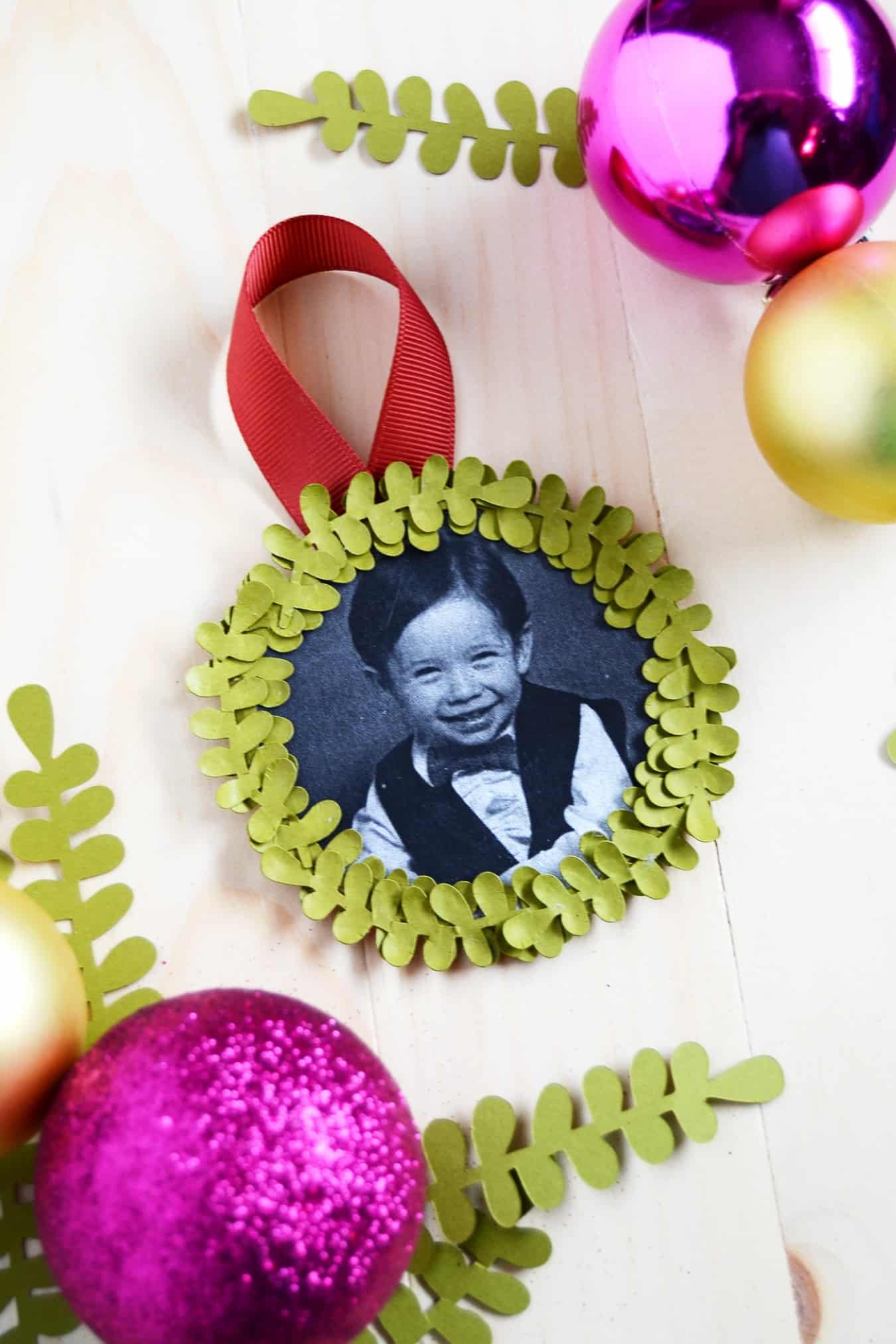 This mini wreath photo ornament is so easy to make! It's the perfect little gift for grandmas, moms and newlyweds to decorate their trees.
