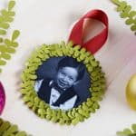 This mini wreath photo ornament is so easy to make! It's the perfect little gift for grandmas, moms and newlyweds to decorate their trees.