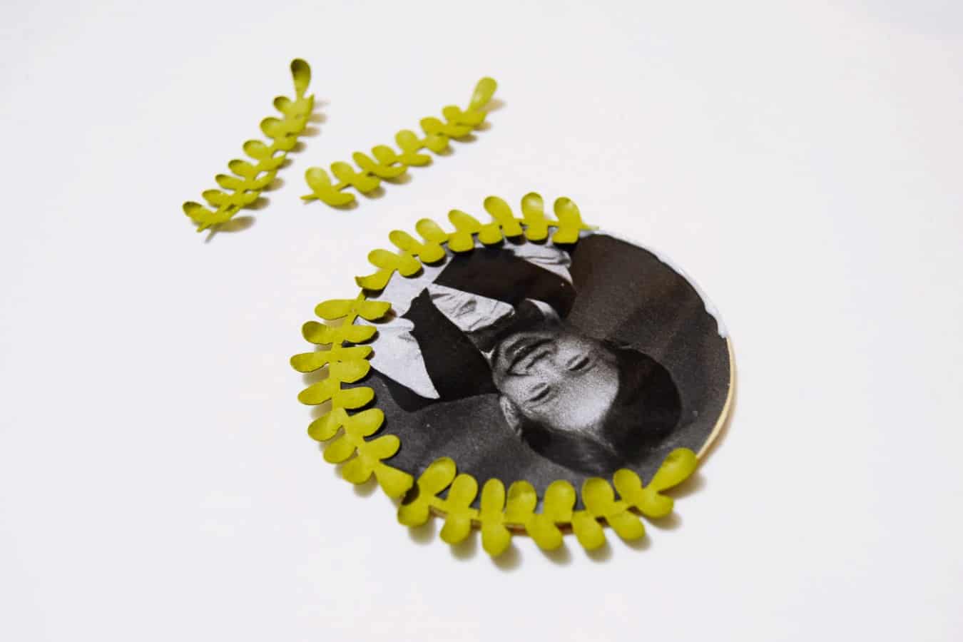 Gluing leaves around a circle