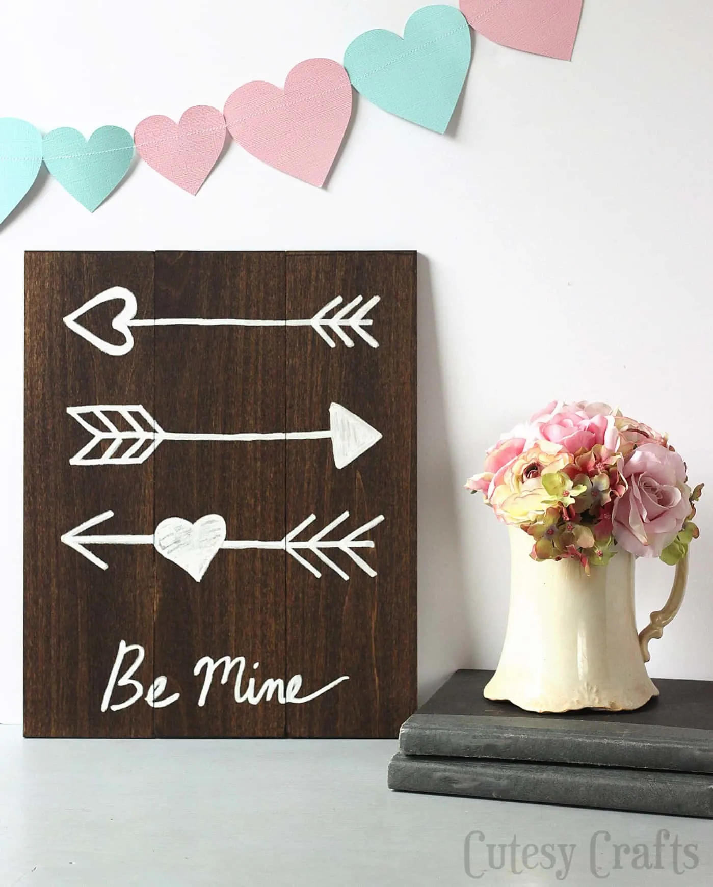 This DIY Valentine's Day arrow art is easy for anyone to make - no nails required, and you can grab a free printable to help you. So cute!