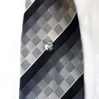 Turn a screw into the coolest tie tack ever - it's easy! Great for any guy that wants to make a statement. This is the perfect gift for Father's Day.