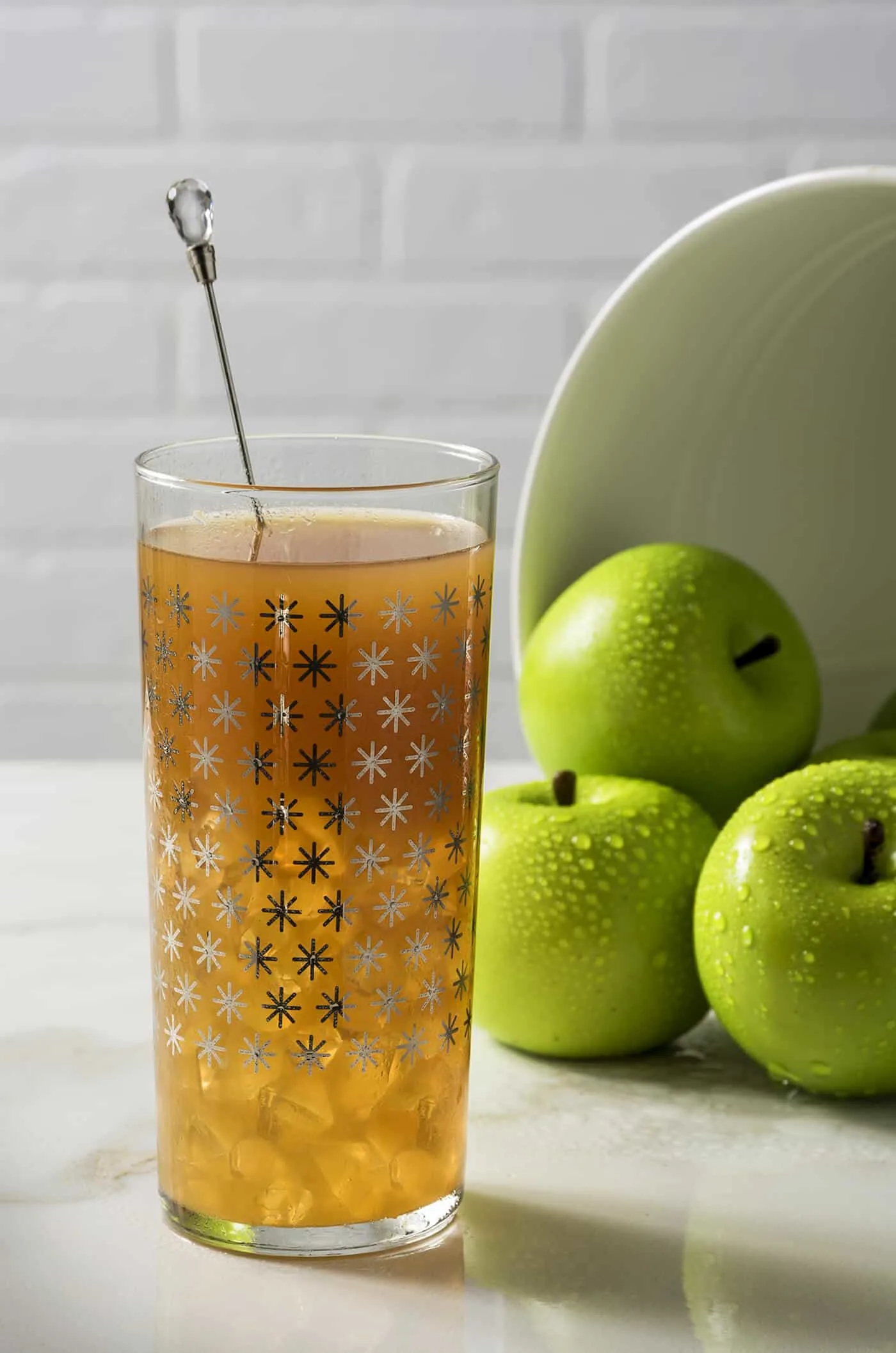 Create a delicious apple pie cocktail with Great America Malt Specialty, apple cider, and salted caramel vodka! Such a perfect mixed drink for fall.