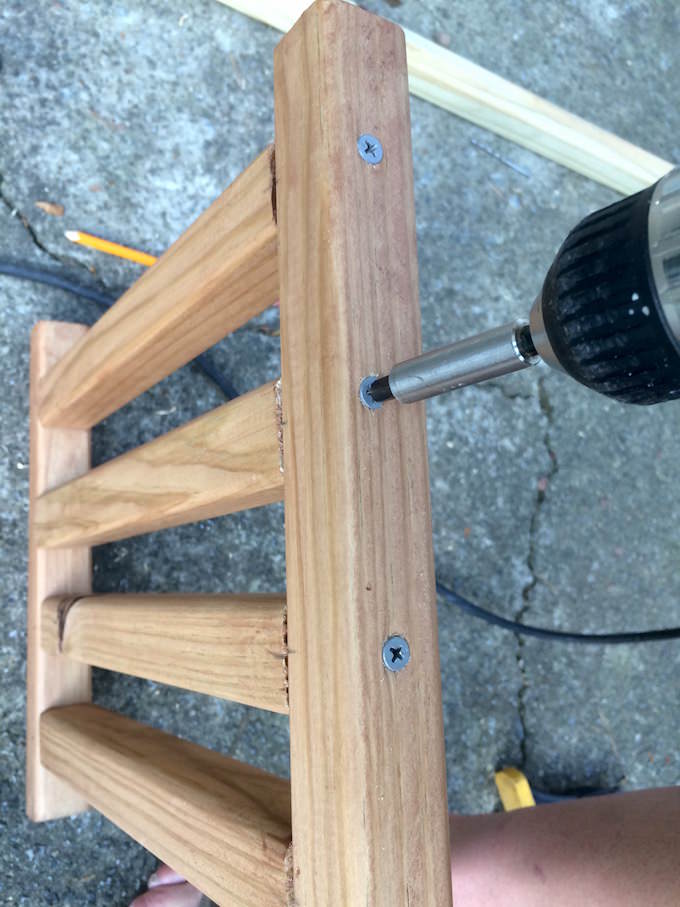 Screwing the wood frame together with a drill