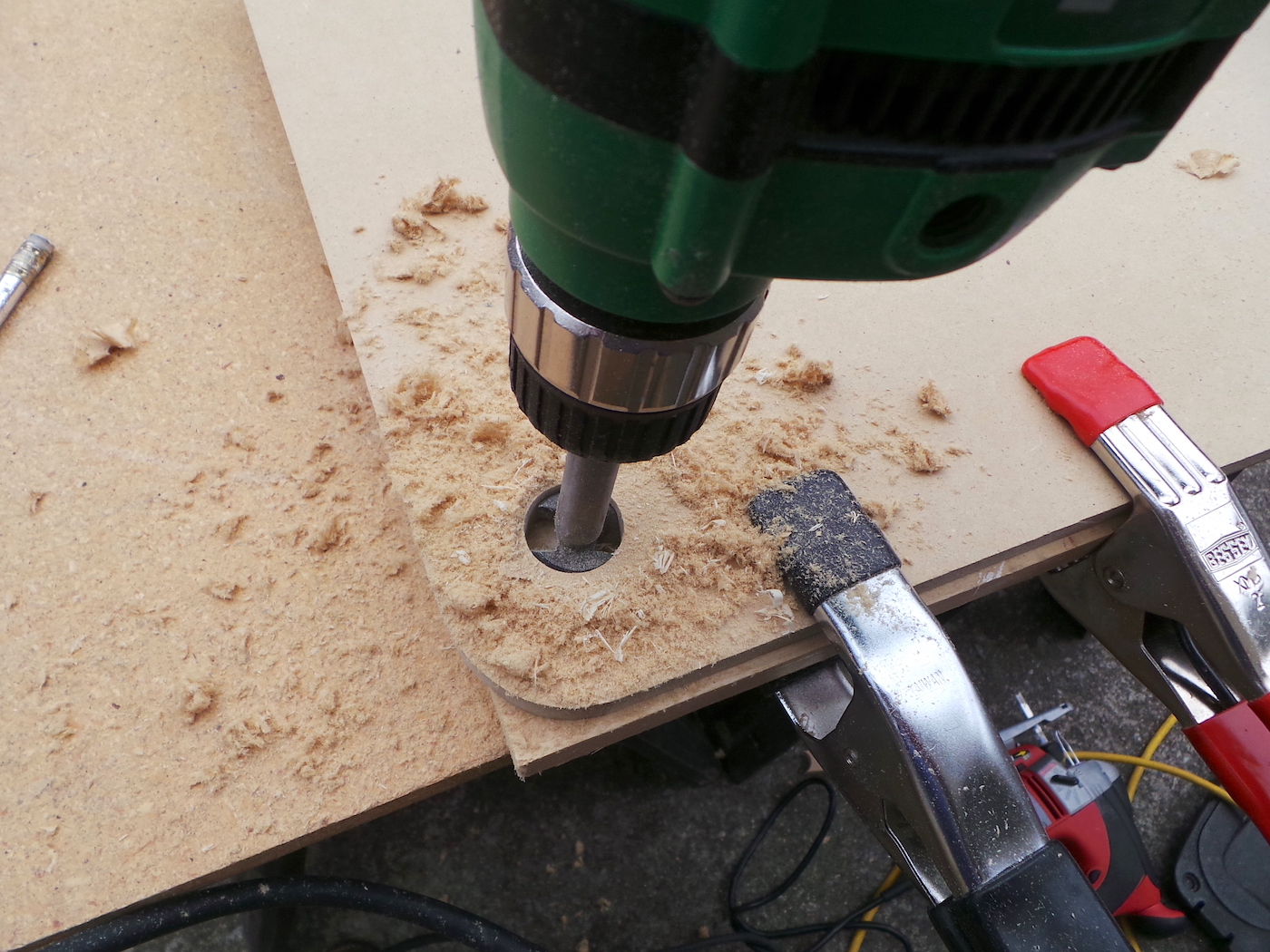 Drilling a hole into MDF with a one inch drill bit