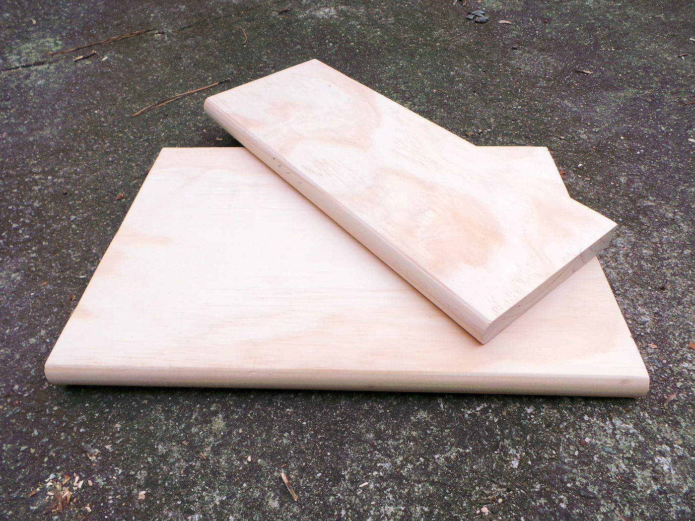 Corta dos piezas de peldaño de escalera interior con una sierra de mesa.