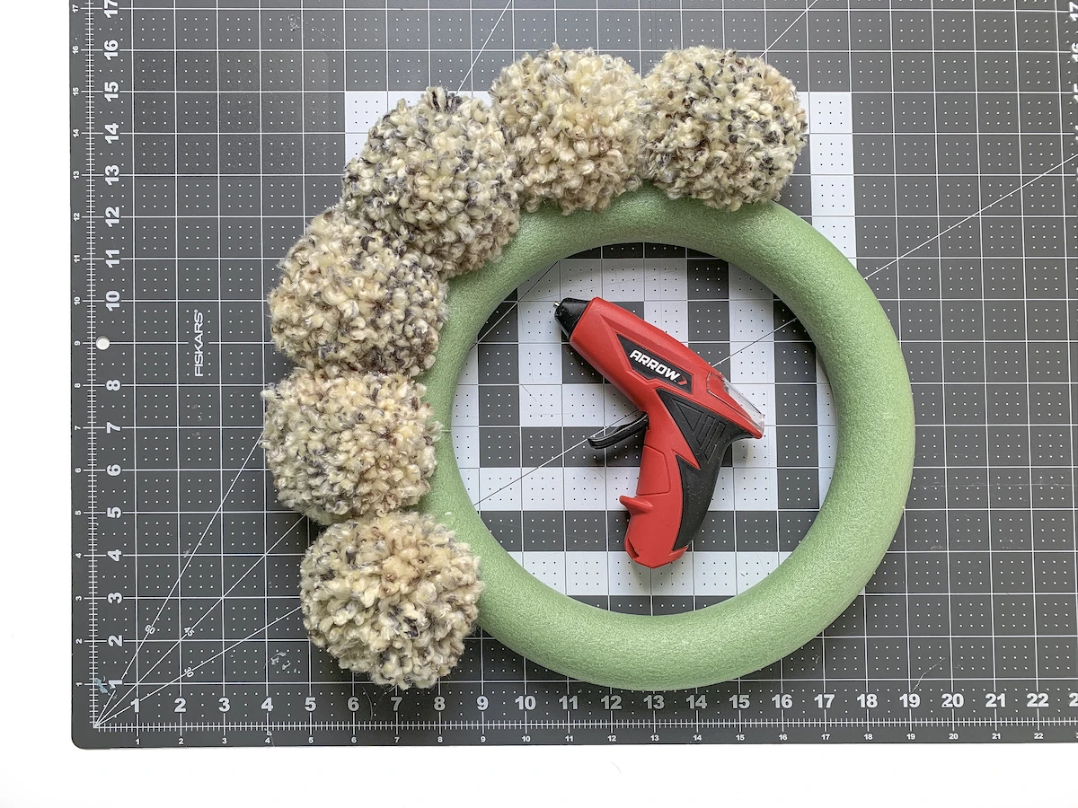 Pom Pom Wreath with Yarn in Three Easy Steps! - DIY Candy