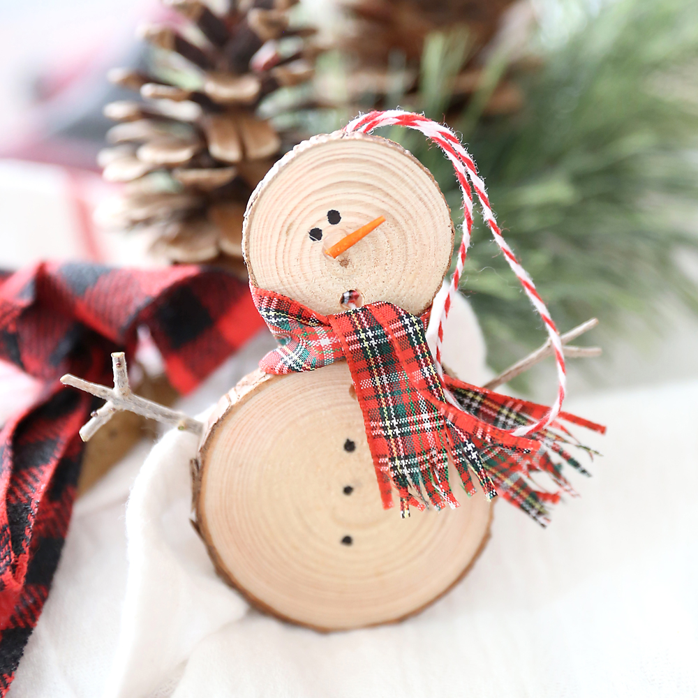 6 DIY Christmas decorations with wooden discs 