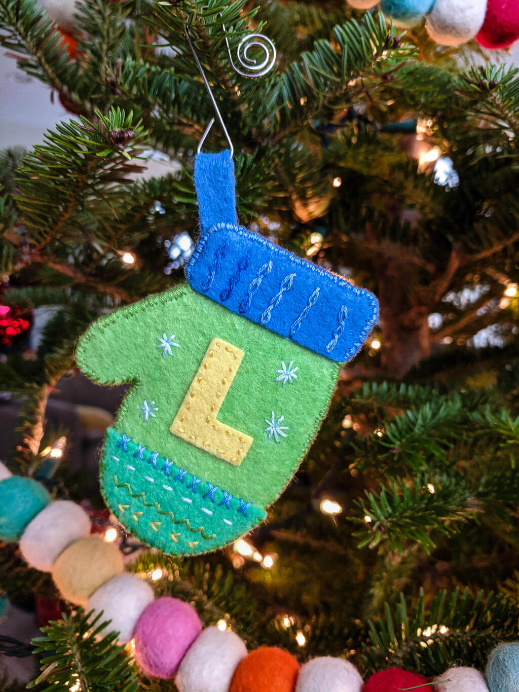 Cute DIY Felt Mitten Ornaments