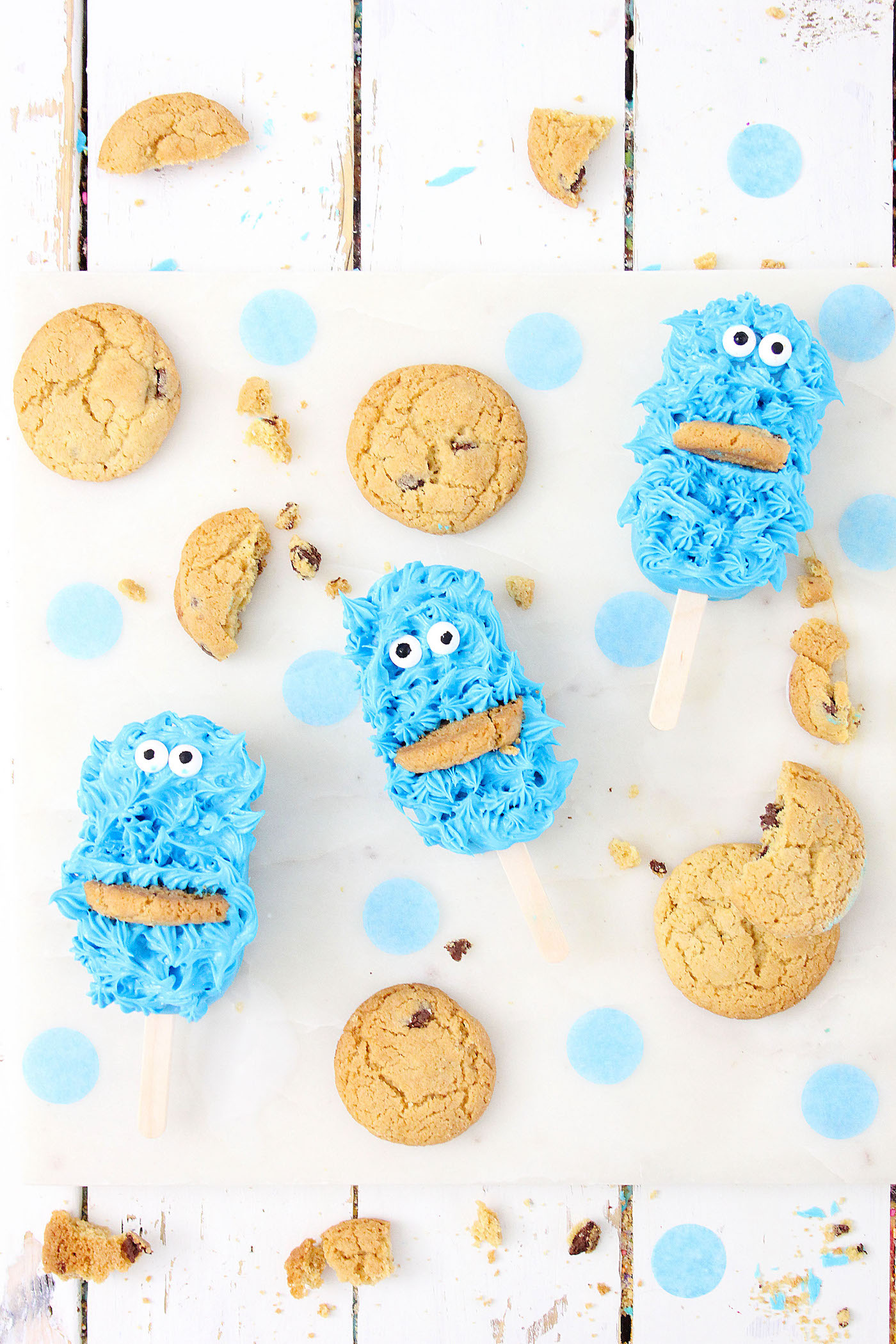 Delicious Cookie Monster cake popsicles for a Sesame Street party