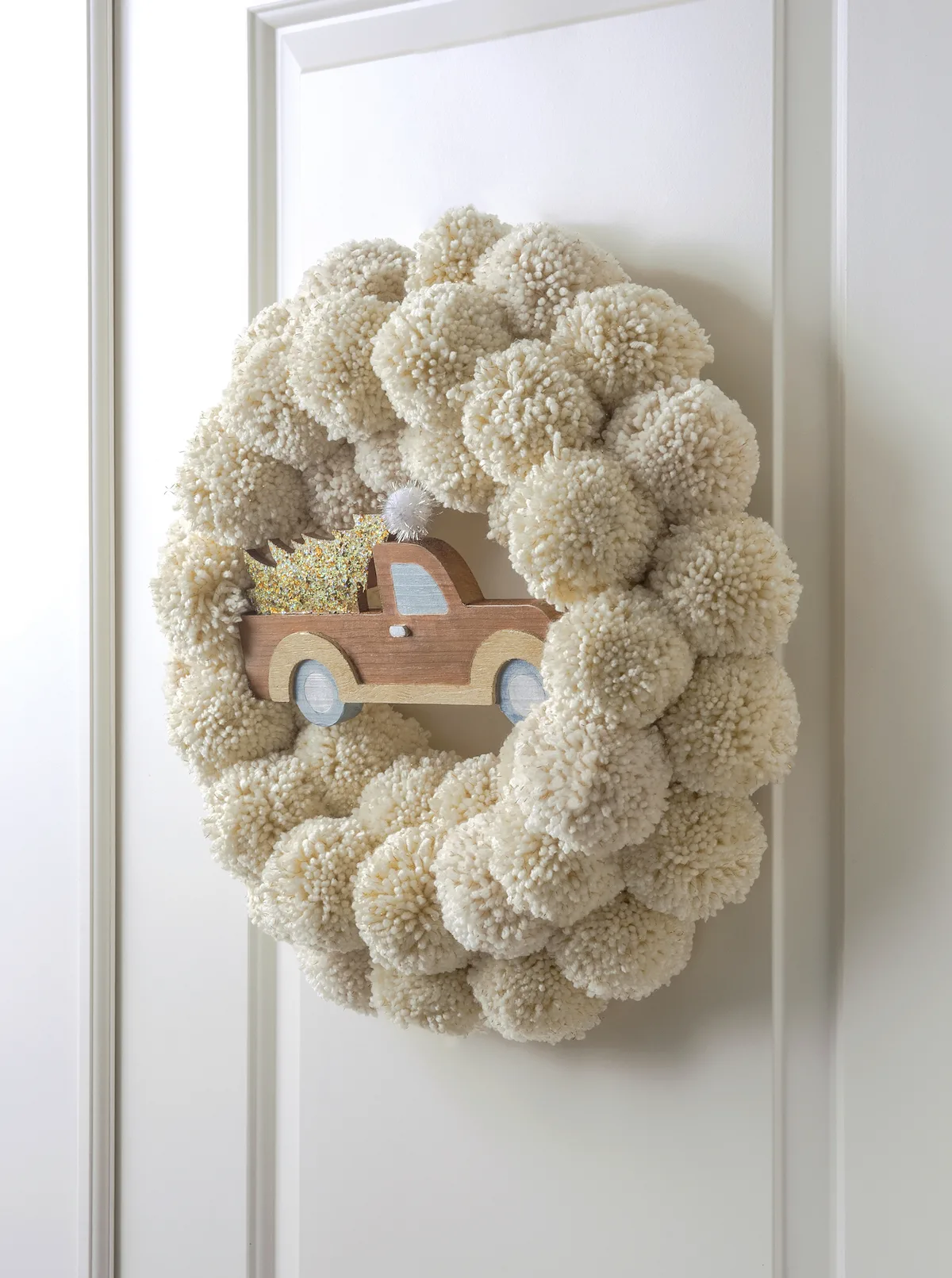 DIY Pom Pom Wreath for Christmas ⋆ Dream a Little Bigger