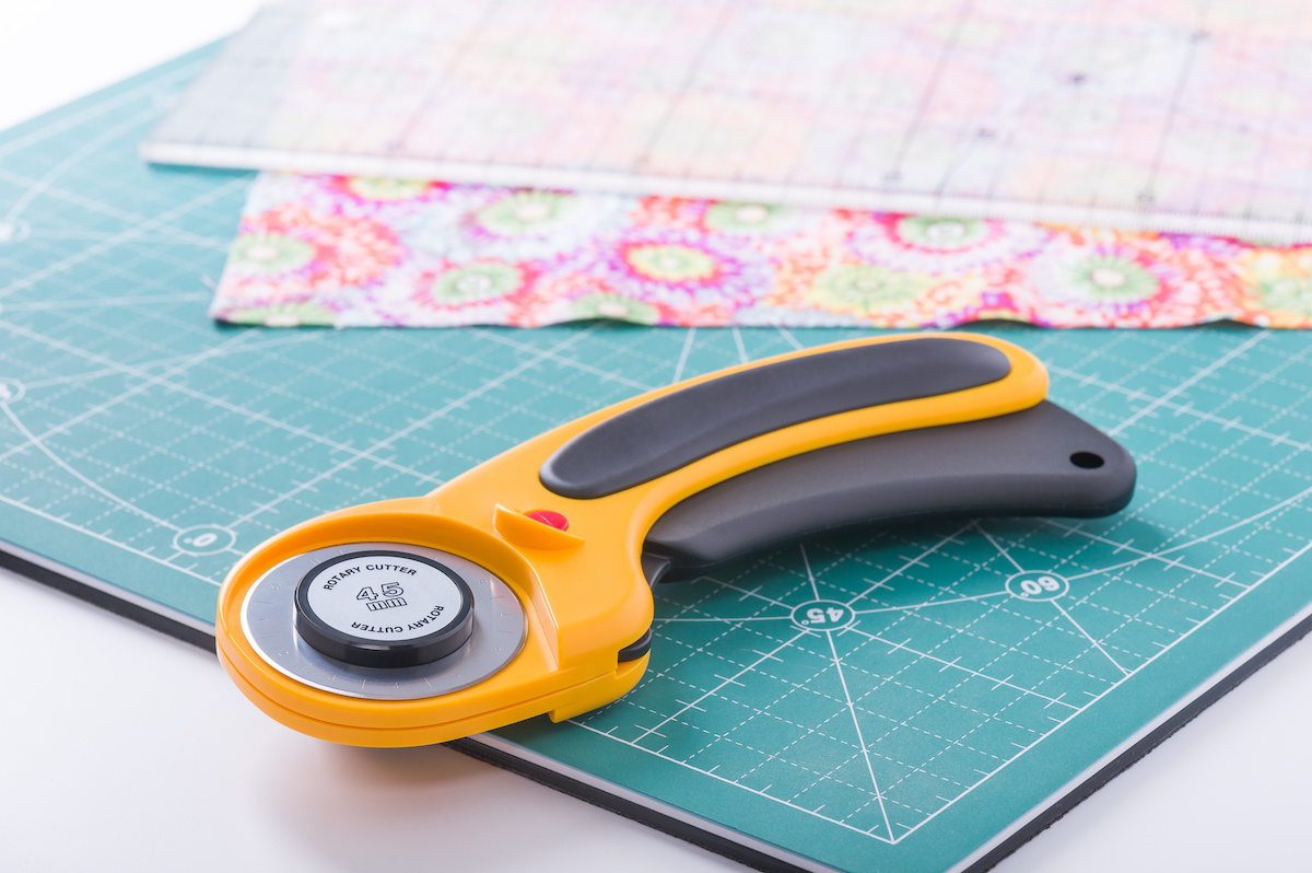 Picture-of-a-rotary-cutter-on-a-self-healing-mat-for-quilting