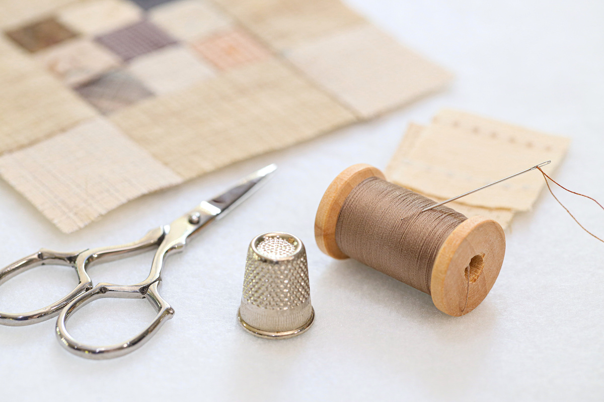 Quilting-thread-with-a-thimble-and-scissors