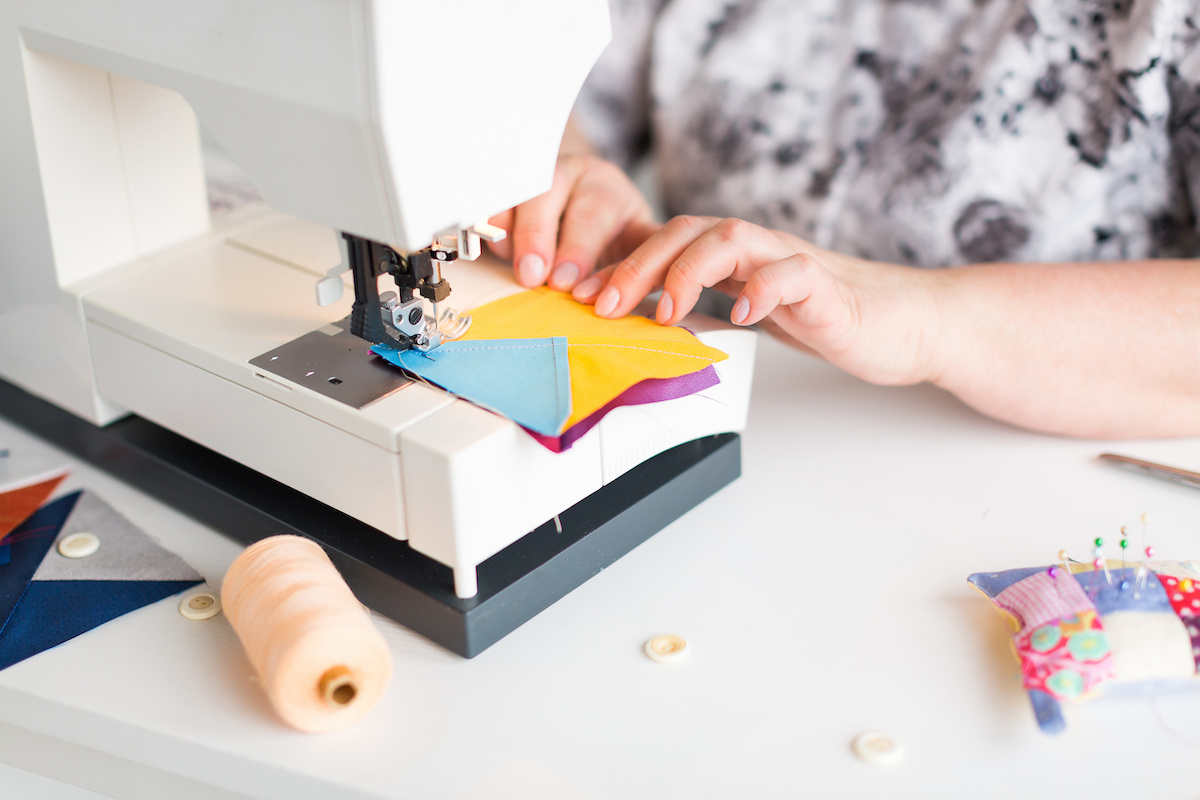 Using-a-sewing-machine-to-sew-a-quilt-block