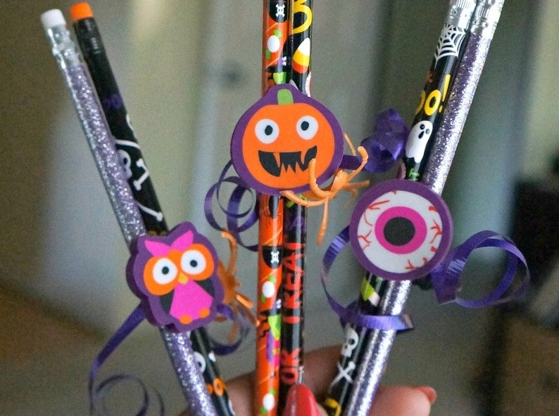 Make these fun and easy candy-free Halloween pencil favors