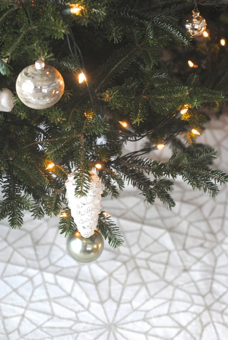 how to make a stenciled snowflake tree skirt