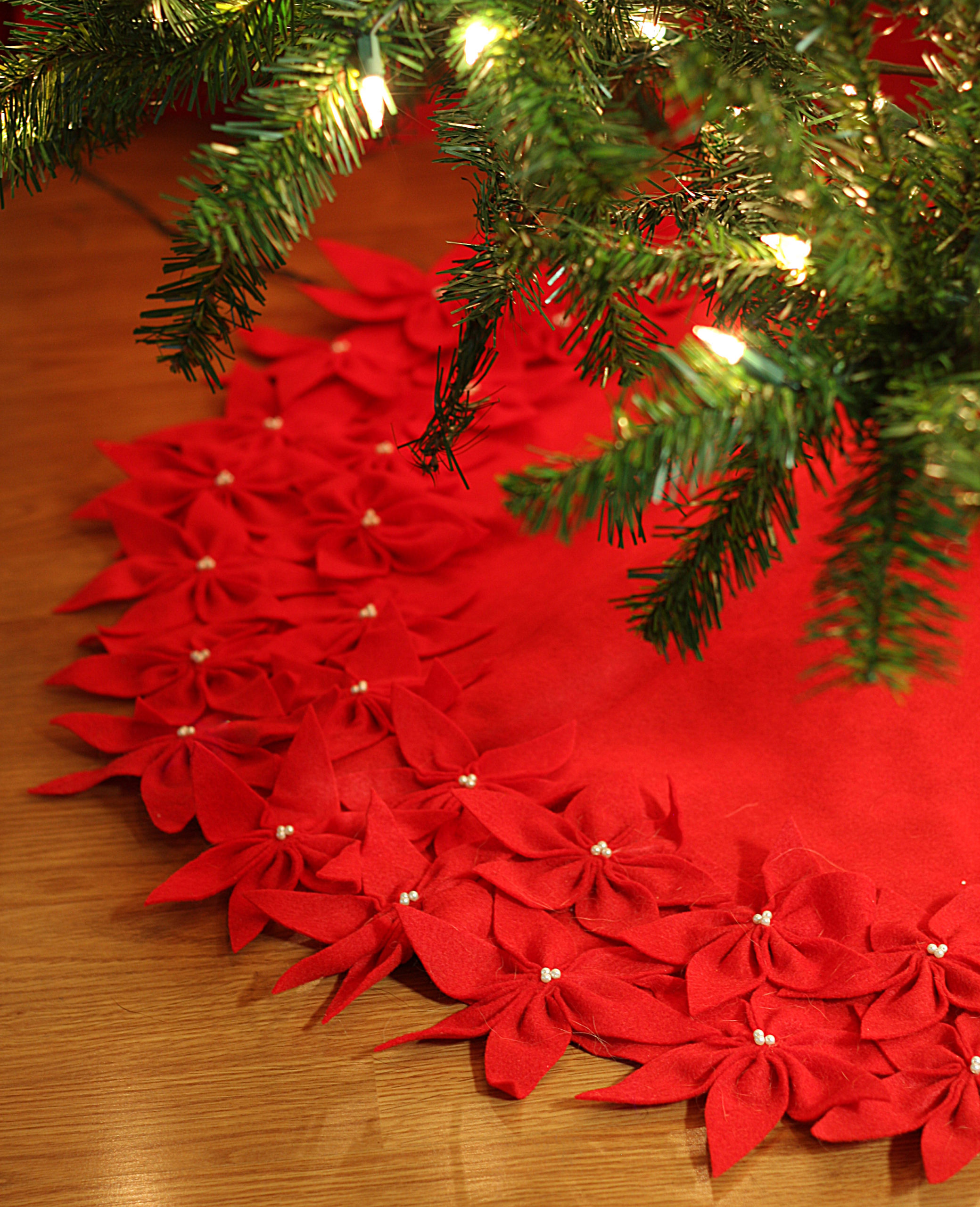 poinsettia border tree skirt DIY