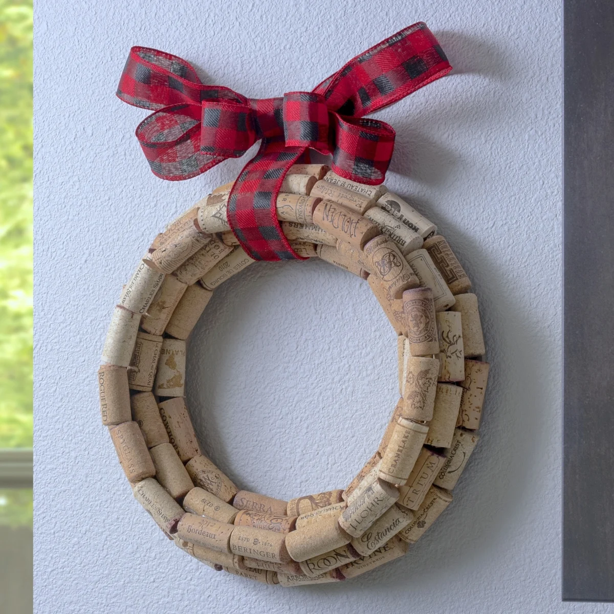 how to make a wreath with wine corks