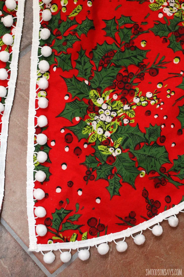 DIY pom pom tree skirt