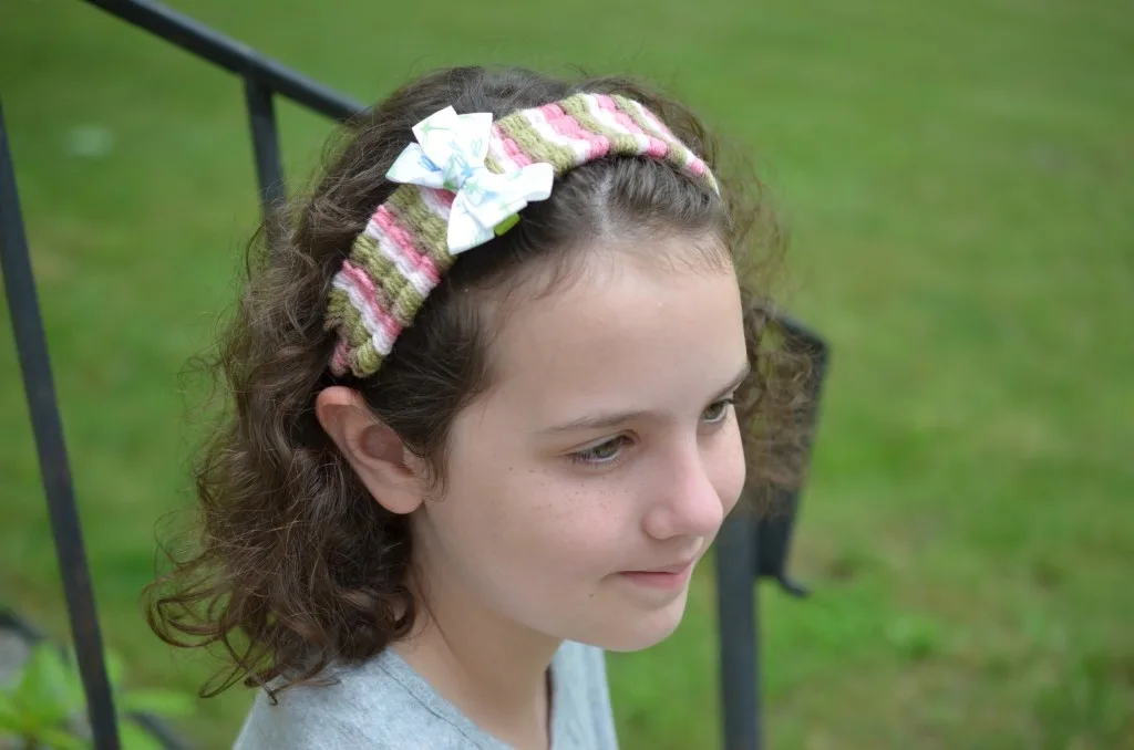 Kids craft woven yarn headband using straws