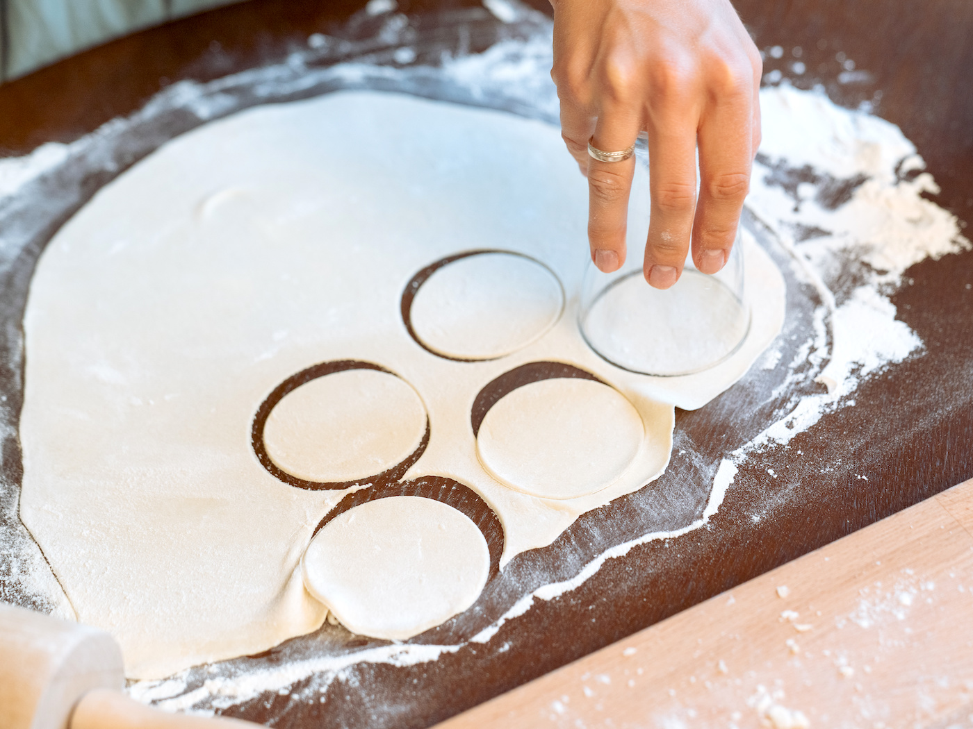 Cutting-out-circles-in-dough-with-a-glass