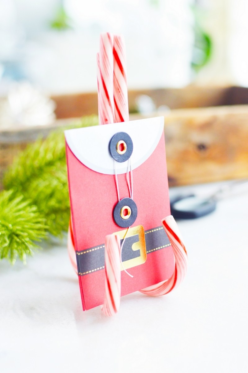 DIY christmas place card holders from candy canes