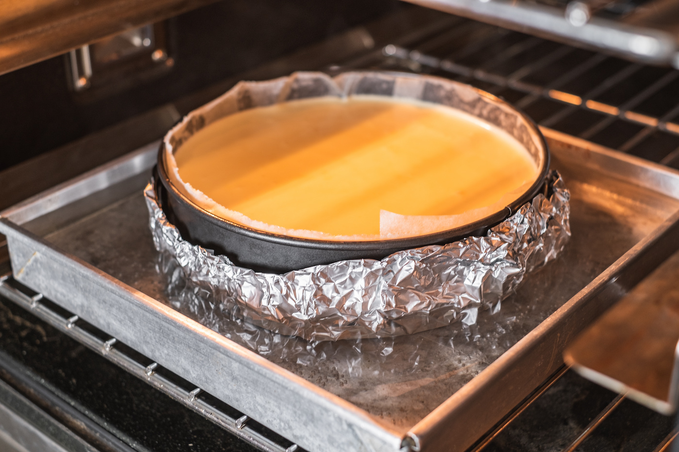 Baking-cheesecake-in-the-oven-in-a-water-bath