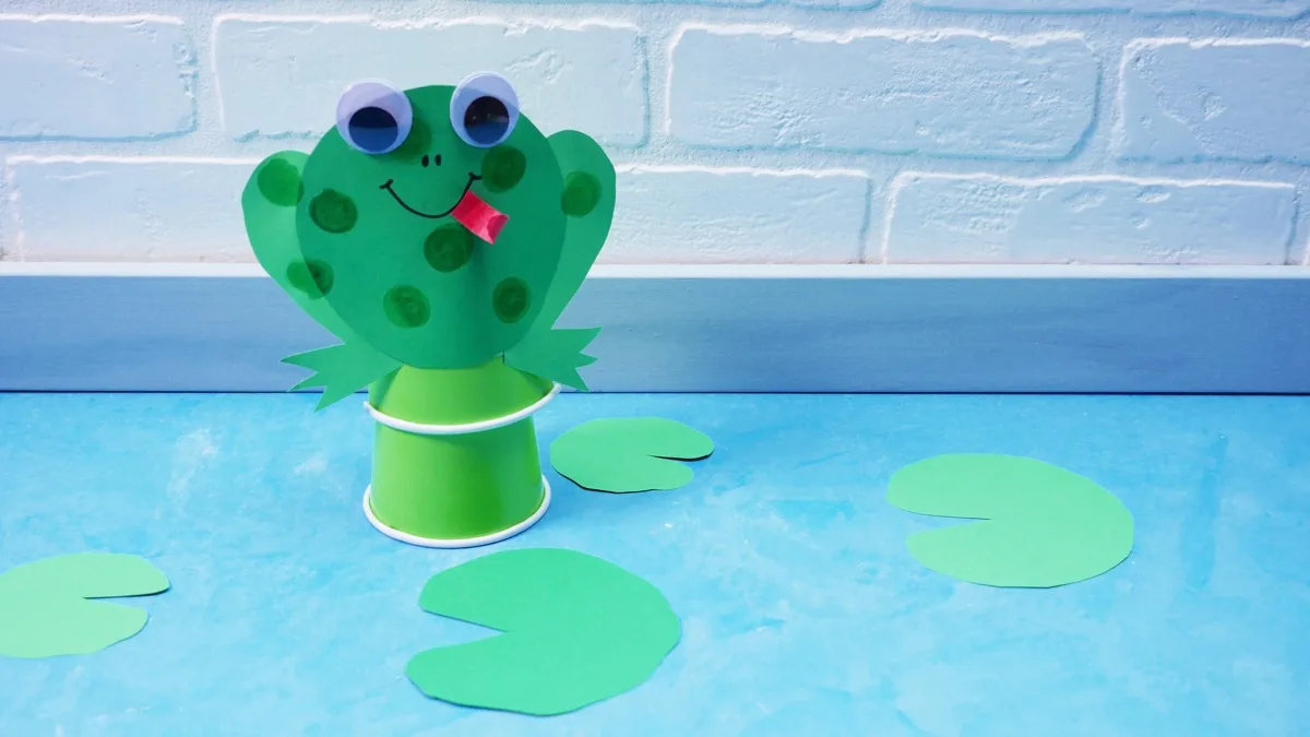 Jumping frog paper cup craft