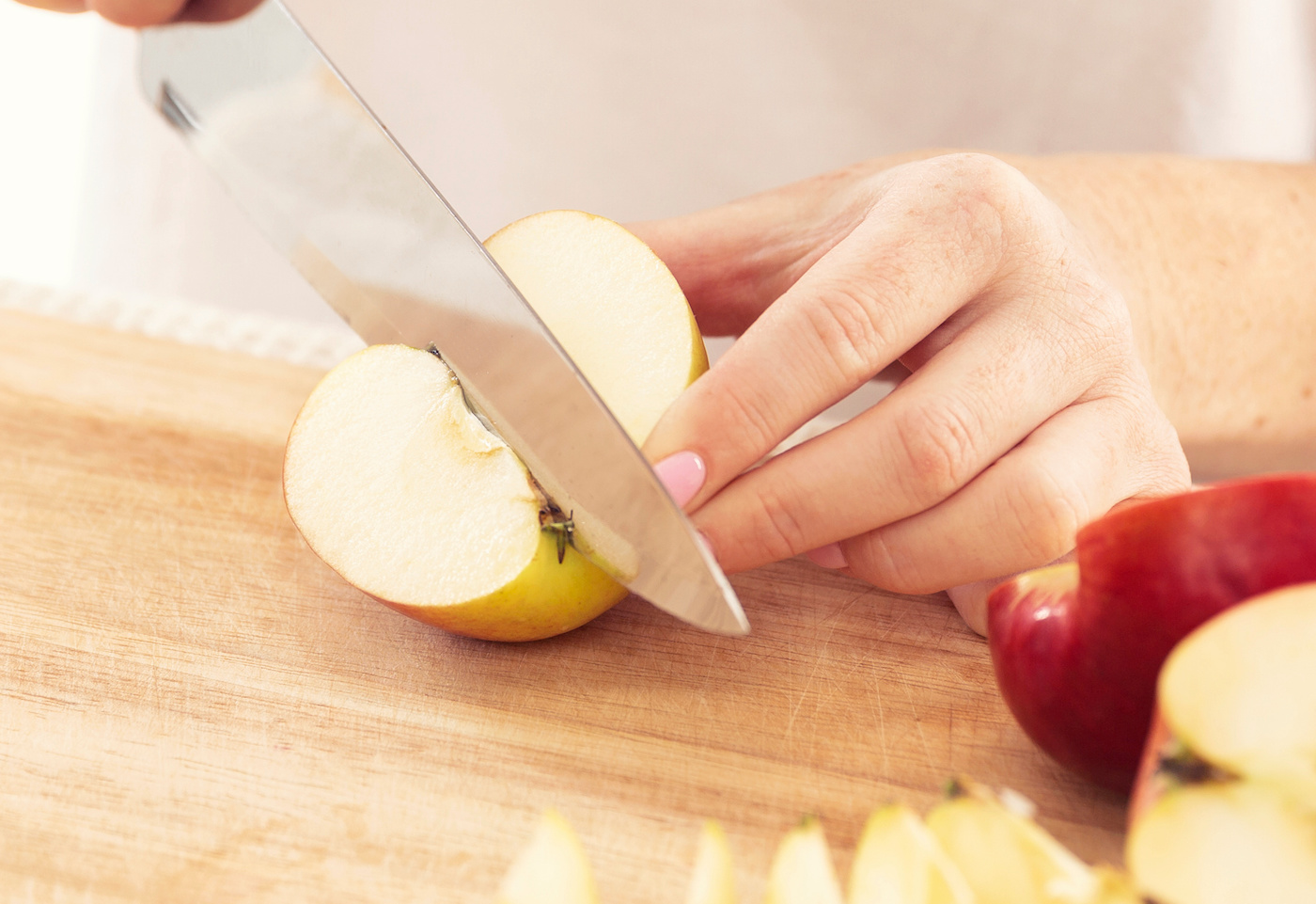 Slicing-apples-with-a-knife