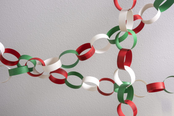 Christmas Paper Chain in Four Easy Steps - DIY Candy