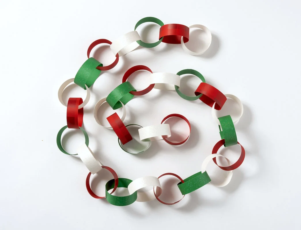 make a paper christmas chain