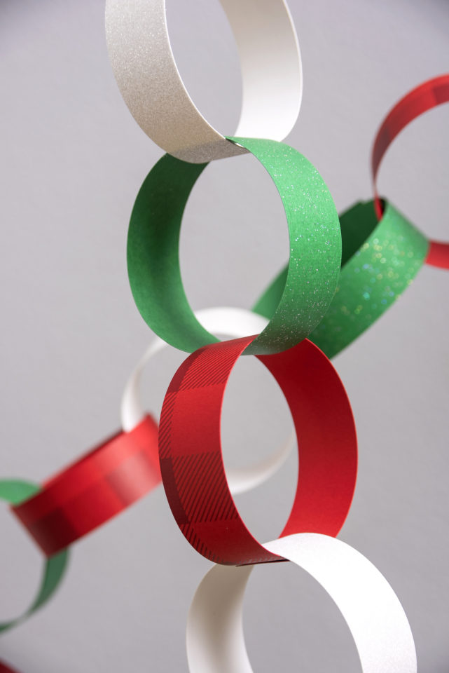 Christmas Paper Chain in Four Easy Steps - DIY Candy