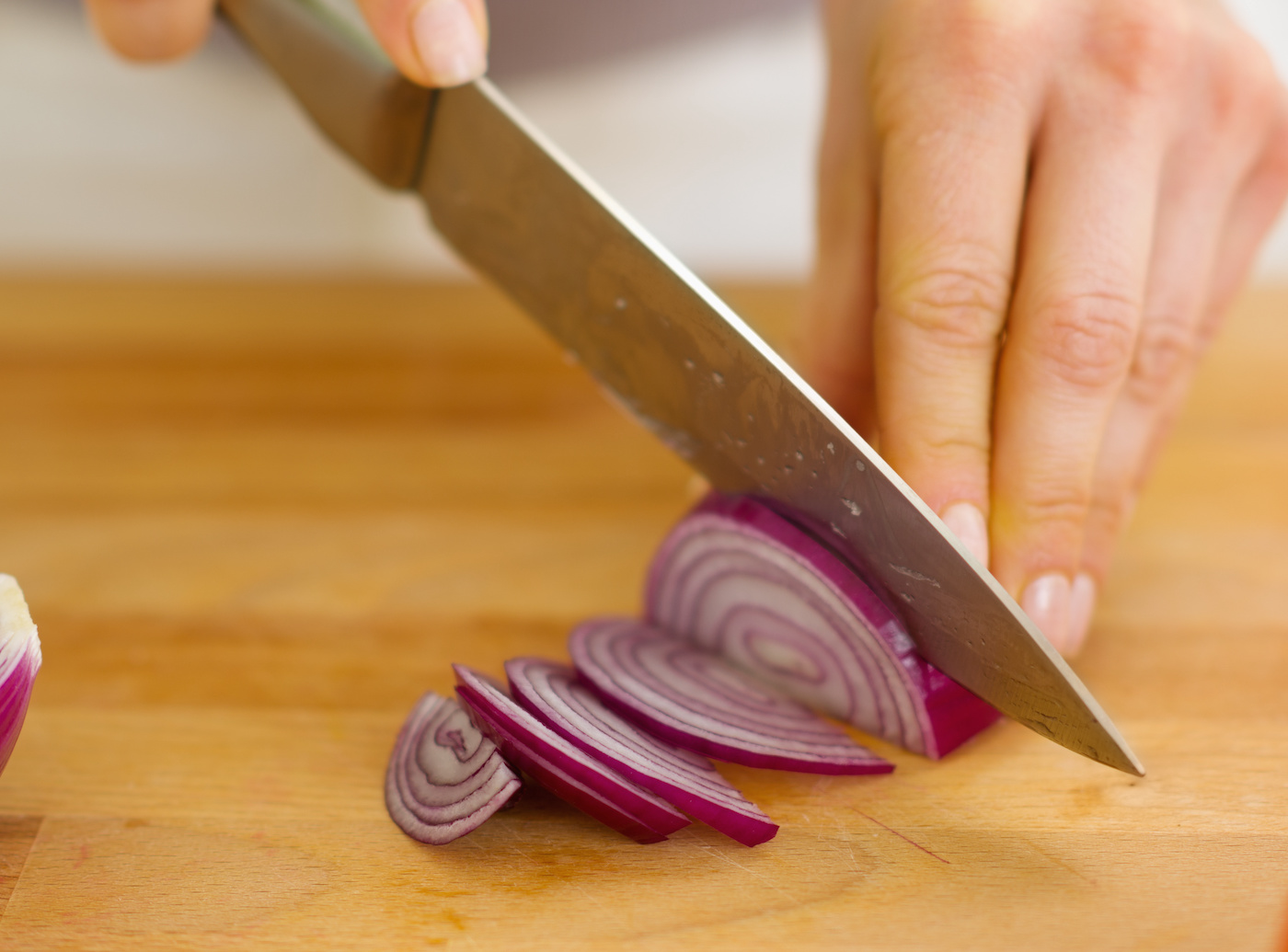 Cutting-an-onion-with-a-knife