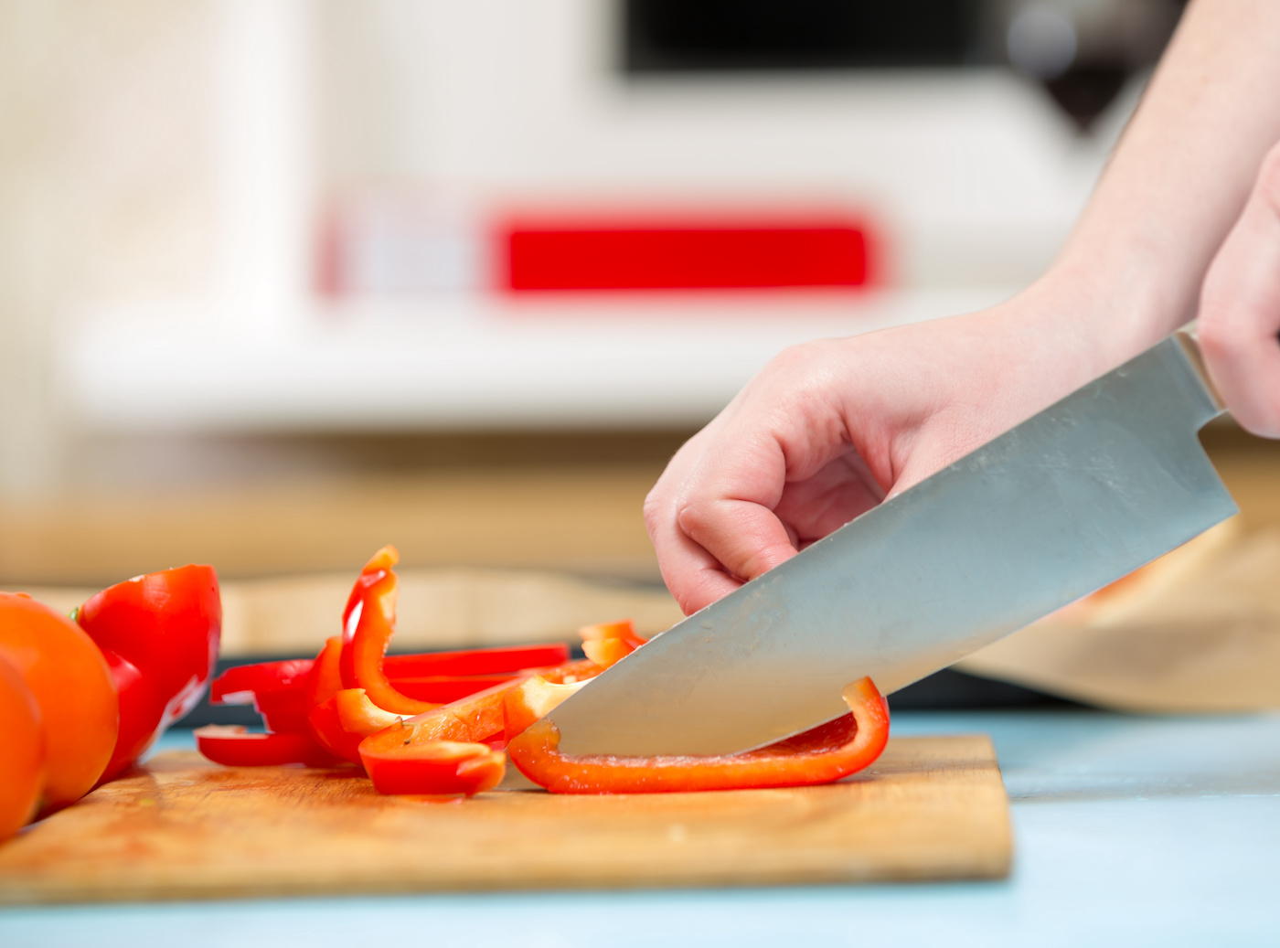 Cutting-peppers-into-slices