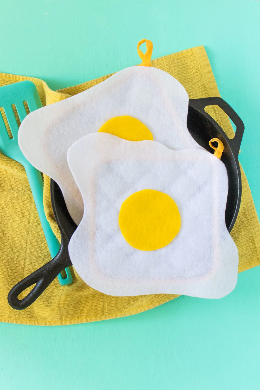 DIY No-Sew Fried Egg Oven Mitts