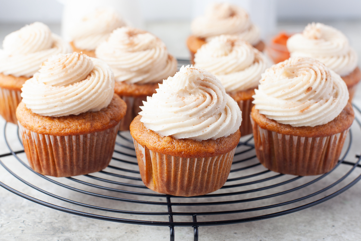 Frosted cupcakes with cinnamon sprinkled on top