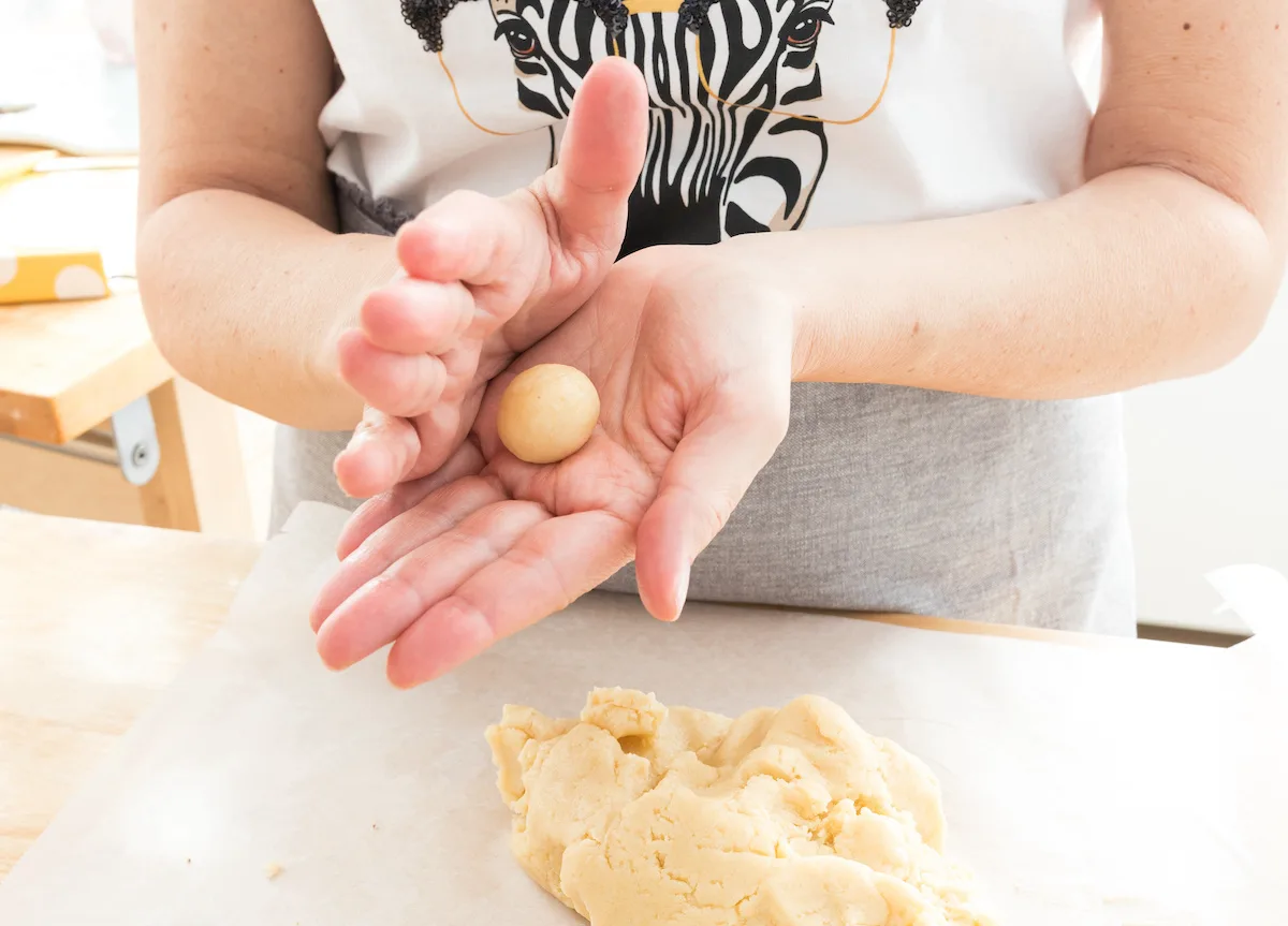 Roll-the-thumbprint-dough-into-balls