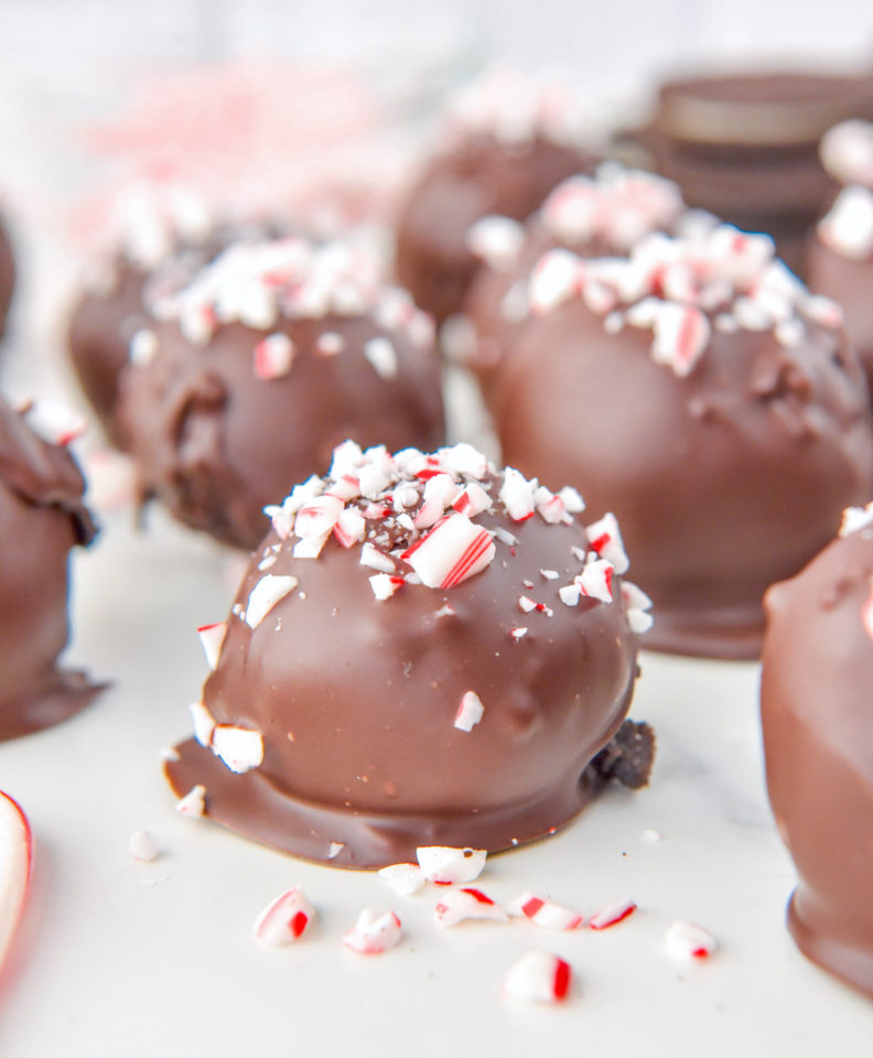 Christmas Oreo Balls (Candy Cane) - DIY Candy