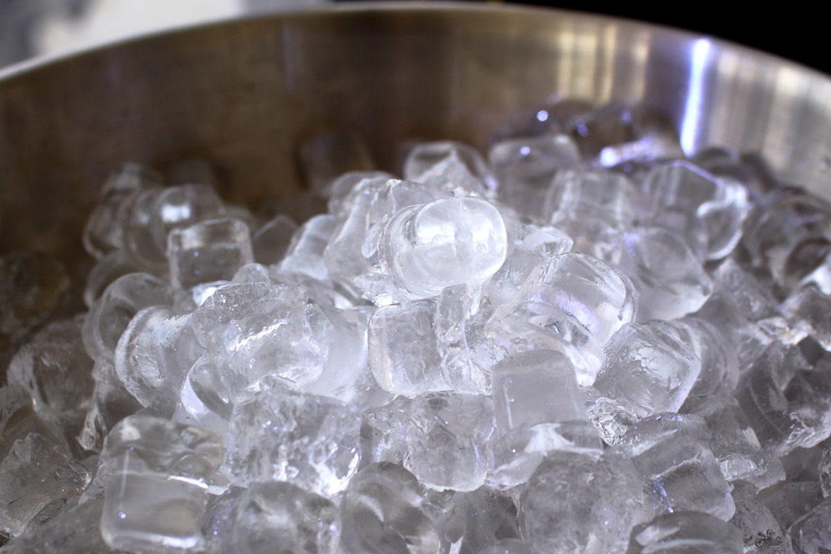 Metal-bowl-of-ice