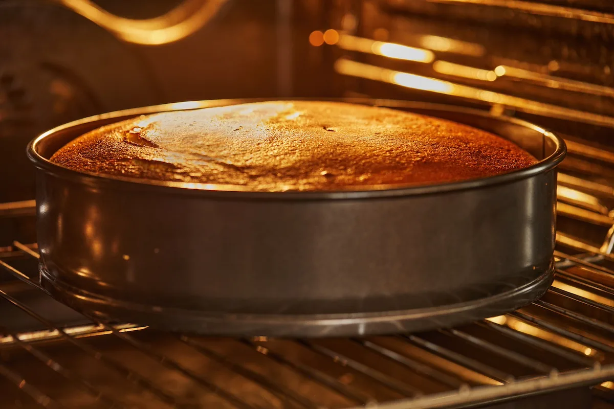 Baking-cheesecake-in-the-oven