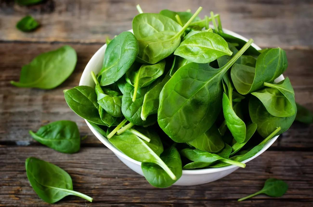 Bowl-of-spinach-on-the-counter
