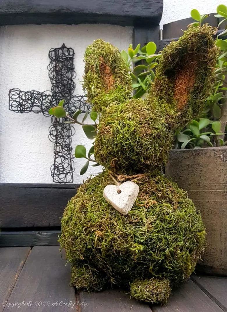 Newspaper moss bunny DIY