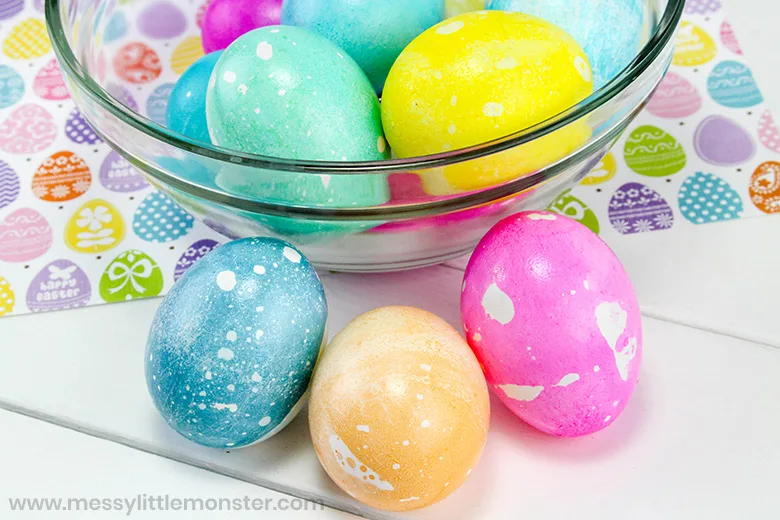 dyeing easter eggs with oil and water