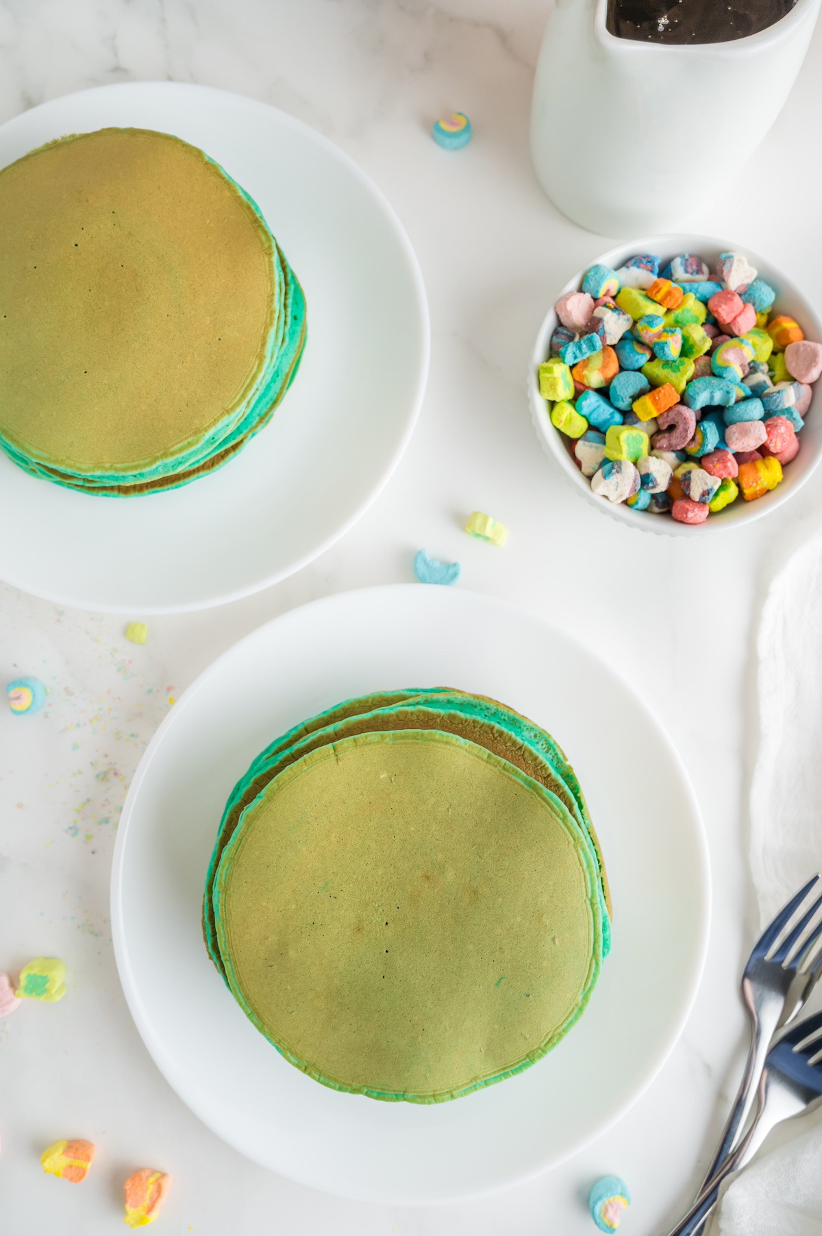 Cooked green pancakes on a plate