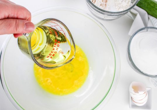 Mix eggs oil and vanilla until combined